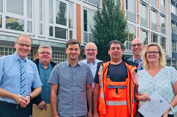 Bürgermeister Dr. Martin Michalzik (CDU), Bauhofleiter Reiner Kräenfeld, Fachbereichsleiter Markus Kleindopp und Fachbereichsleiter Ingo Regenhardt mit (vorne, von links): Stephan Magnus (Bauamt), Markus Göbel (Bauhof) und Petra Bretthauer (Bürger-Service/Standesamt) FOTO: GEMEINDE WICKEDE (RUHR)