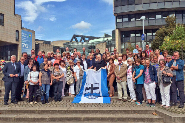 Landtagsvizepräsident Eckhardt Uhlenberg (CDU) aus Werl-Büderich und Bürgermeister Dr. Martin Michalzik (CDU) mit den rund 70 Mitarbeitern und ehemaligen Mitarbeitern der Gemeinde Wickede (RUHR) FOTO: PRIVAT