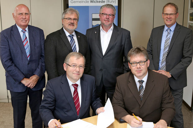 Sitzend, von links: Stadtwerke-Geschäftsführer Bernd Heitmann und Gemeindewerke-Geschäftsführer Michael Lorke. Stehend, von links: Gemeindewerke-Aufsichtsratsvorsitzender Hans Regenhardt (CDU), Bürgermeister Friedrich-Wilhelm Rebbe (SPD) von der Stadt Fröndenberg, Stadtwerke-Aufsichtsratsvorsitzender Gerhard Greczka (CDU) und Bürgermeister Dr. Martin Michalzik (CDU) von der Gemeinde Wickede (Ruhr). ARCHIVFOTO