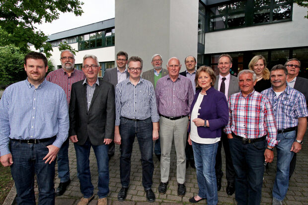 Der Aufsichtsrat der Wickeder Gemeindewerke zusammen mit Geschäftsführer Michael Lorke (4. von links): Bernd Pieper (CDU), Edmund Schmidt (CDU), Friedrich Neuhaus (CDU), Walter Bechheim (CDU), Lothar Kemmerzell (Bündnis 90 / Die Grünen), Aufsichtsratvorsitzender Hans Regenhardt (CDU), Thomas Schäfer (Bürgergemeinschaft), Christa Lenz (FDP), Dirk Schröter  (CDU), stellvertretender Aufsichtsratvorsitzender Engelbert Gurka (SPD), Natalie Zimmernann (SPD), Oswald Schober (SPD) und Helmut Bäcker (SPD). Nicht auf dem Foto: Bürgermeister Dr. Martin Michalzik (CDU), geborenes Mitglied im Aufsichtsrat der Gemeindewerke. FOTO: ANDREAS DUNKER