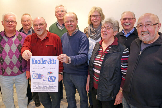 Der aktuelle Vorstand des Gemischten Chores "Liedertafel" Wiehagen (von links): Notenwart Johannes Mackenbruck, Beisitzer Heinz Arndt, Schriftführer Friedel Hockenbrink, Zweiter Vorsitzender Eugen Bartmann, Vorsitzender Heinrich Koerdt, die Beisitzerinnen Mechthild Hugo und Hanne Guhl, Fahnenträger Paul Mischkowski sowie Kassierer Lothar Kembügler FOTO: ANDREAS DUNKER 