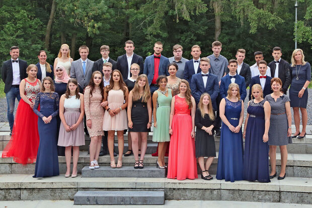 Erhielten ihre Zeugnisse und feierten ihren Abschluss: die Schüler der Klassen 10 a und 10 b der Gerken-Hauptschule. Der letzte Jahrgang der Bildungseinrichtung überhaupt. Mit dabei auch die vier verbliebenen Lehrer unter kommissarischer Leitung von Ines Kister (vorne, rechts). FOTO: ANDREAS DUNKER