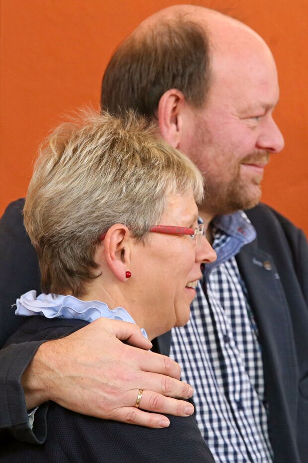 Vermeintlich herzliche Einigkeit strahlten Bürgermeister-Stellvertreterin Gertrud Martin (CDU) und Andreas Westhoff (SPD) als Vorsitzender des Rassekaninchenzuchtvereins dann direkt danach fürs Pressefoto anläßlich der offiziellen Eröffnung der laufenden Lokalschau aus. FOTO: ANDREAS DUNKER