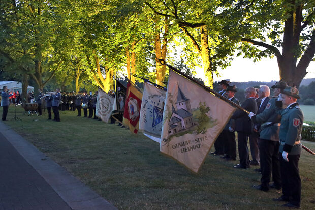 "Glaube, Sitte, Heimat" – dieses Motto der Schützenbruderschaften war auch auf zahlreichen Fahnen präsent. Hier beim "Großen Zapfenstreich" unter den Linden an der Ruhrstraße in Echthausen. FOTO: ANDREAS DUNKER