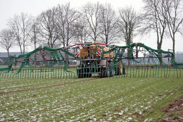 Gülle-Fahrzeug mit Schleppschläuchen FOTO: LANDWIRTSCHAFTSVERBAND