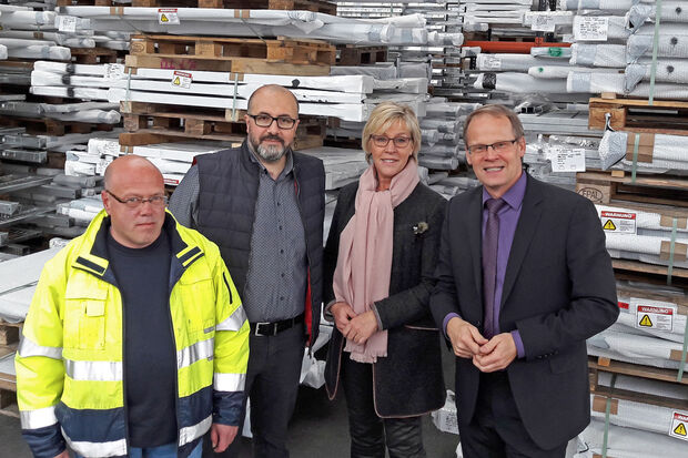 Sorgfältig verpackt warten die bei "Metallbau Güngör" gefertigten Zaun-Elemente auf ihren deutschland- und europaweiten Transport. Davor (von links): Produktionsleiter Martin Hügel und geschäftsführender Gesellschafter Veli Güngör sowie die kommunale Wirtschaftsförderin Ruth Hornkamp und Bürgermeister Dr. Martin Michalzik  FOTO: GEMEINDE WICKEDE (RUHR)