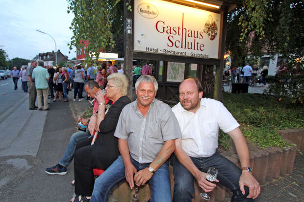 Die Nachbarn (von rechts) Andreas Westhoff und Hans-Joachim Bente sowie Ingrid Wix von der Kinderkrebsfürsorge und Jürgen Hammer vor dem Schild des Hotels und Restaurants "Gasthaus Schulte" FOTO: ANDREAS DUNKER