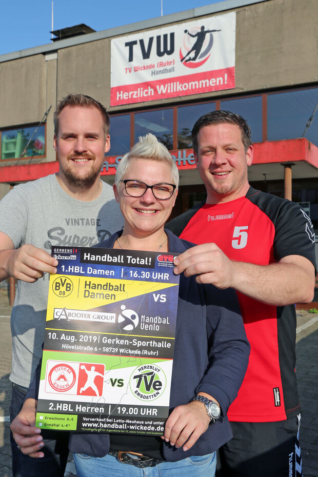 Julian Bräker, Anja Krane und Christian Taugs (von links) vom Vorstand der Handball-Abteilung des Turnvereins Wickede (Ruhr) laden zu den zwei Spitzen-Spielen der Gastmannschaften in die kommunale Gerken-Sporthalle im Hövel ein. FOTO: ANDREAS DUNKER 