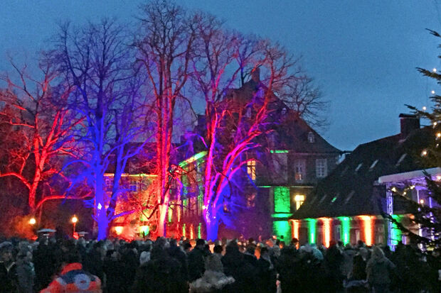 Zum "Weihnachtssingen auf Haus Füchten" herrscht großer Andrang auf dem alten Adelssitz an der Ruhr. ARCHIVFOTO: INITIATIVKREIS