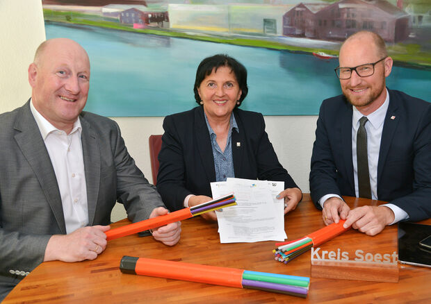 Beitbandkoordinator Christoph Hellmann, Landrätin Eva Irrgang und Wirtschaftsförderer Volker Ruff vom Kreis Soest ARCHIVFOTO: KREIS SOEST