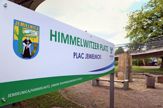 Das Rondell unterhalb der Fußgänger-Brücke am Bahnhof in Wickede heißt künftig "Himmelwitzer Platz". Bürgermeister Dr. Martin Michalzik (CDU) von der Gemeinde Wickede (Ruhr) hat dort jetzt ein entsprechendes Schild aufstellen lassen, welches am heutigen Sonntagabend offiziell eingeweiht werden soll. FOTO: ANDREAS DUNKER