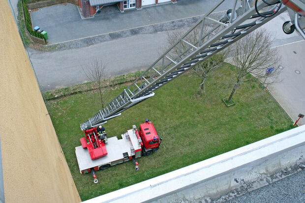 Die alte Drehleiter bei einer Übung am Wickeder "Hochhaus" ARCHIVFOTO: FEUERWEHR
