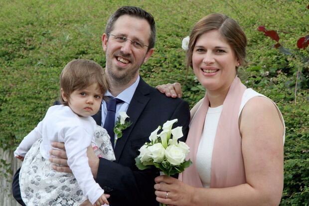Daniel Genz und Julia Kleine mit ihrer gemeinsamen Tochter Lea FOTO: ANDREAS DUNKER