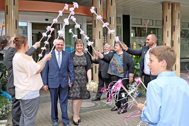 Verwandte warten vor dem Rathaus auf das Brautpaar FOTO: CARINA WESTERWELLE