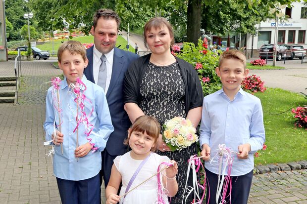 Das Brautpaar Kirsten Potthoff und Sven Bernitzki mit den Kindern: Fabian (13) Sohn des Bräutigams (links) und Finn (10) Sohn der Braut und die gemeinsame Tochter Mia (4) in der Mitte. FOTO: CARINA WESTERWELLE