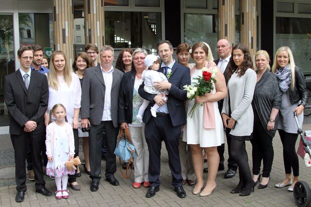 Die Hochzeitsgesellschaft vor dem Wickeder Rathaus FOTO: ANDREAS DUNKER