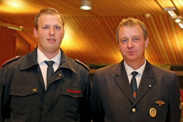 Christopher Horn (links) übernimmt das Amt des Echthausener Löschgruppenführers von Oliver Berg (rechts). FOTO: ANDREAS DUNKER