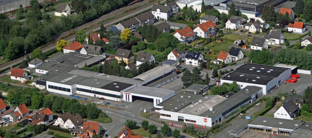 1972 siedelt das Unternehmen im Zuge der städtebaulichen Ortskernsanierung in Wickede an die Erlenstraße um. Im Juli 1992 wurden die neuen Betriebshallen für Lager und Montage sowie das neue Verwaltungsgebäude von der Wilhelm Humpert Metallwarenfabrik GmbH & Co. KG bezogen. LUFTAUFNAHME: ANDREAS DUNKER / NRW-IMAGE.DE
