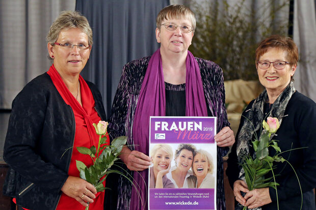 Die bisherige erste Stellvertretende Bürgermeisterin Gertrud Martin (CDU) aus Echthausen und die zweite Stellvertretende Bürgermeisterin Ellinor Schilling (SPD) aus Wickede zusammen mit der kommunalen Gleichstellungsbeauftragten Dorothea Behme (Mitte) beim Frauen-März 2019. ARCHIVFOTO: ANDREAS DUNKER