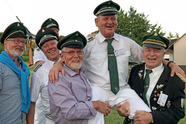 Jubelkönig Ulrich – genannt "Uli" – Peck getragen von dem dienstältesten Ex-Regenten Josef Versin (links) und Ehrenoberst Gerhard Beckenbauer (rechts) FOTO: ANDREAS DUNKER
