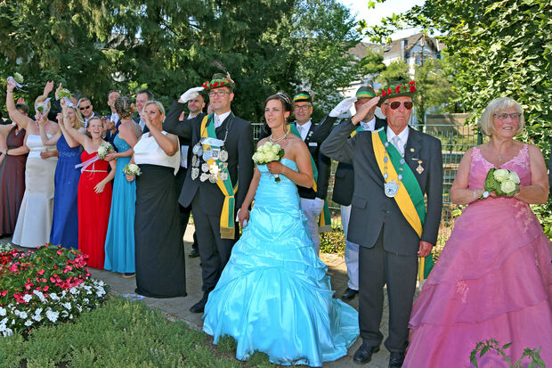 Das amtierende Schützenkönigspaar Daniel und Lana Luig sowie das neue Kaiserpaar Heinz und Magdalene Neuhaus der Schützenbruderschaft St. Johannes Wickede und Wiehagen ARCHIVFOTO: ANDREAS DUNKER 