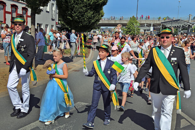 Das amtierende Kinderkönigspaar Lenia Enzmann und Louis Anders der Schützenbruderschaft St. Johannes Wickede und Wiehagen FOTO: ANDREAS DUNKER