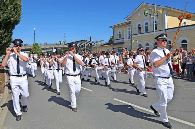Der Spielmannszug der Freiwilligen Feuerwehr der Gemeinde Wickede (Ruhr) unter Leitung von Tambourmajor Sebastian Hornkamp FOTO: ANDREAS DUNKER