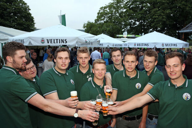 Einige der Echthausener Jungschützen stoßen mit dem neuen Jungschützenkönig Louis Eickenbusch auf seinen Erfolg an. FOTO: ANDREAS DUNKER
