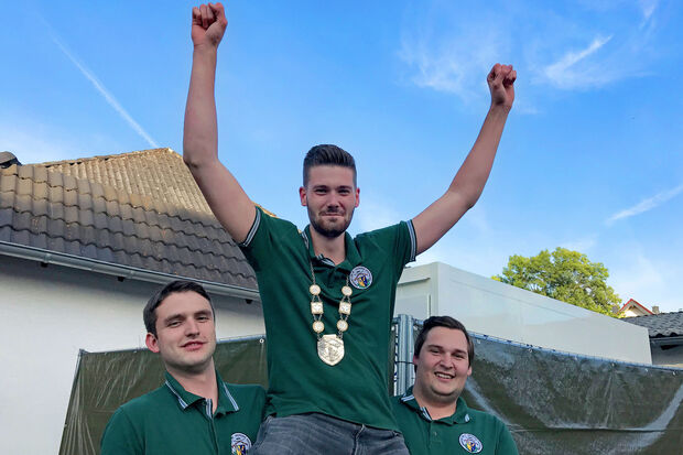 Der neue Jungschützenkönig Niklas Kittling aus Berlin auf den Schultern von Alexander Stute (links) und Jan-Niklas Lübke (rechts) FOTO: ANDREAS DUNKER