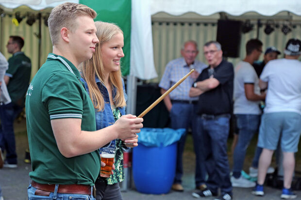 Jungschützenkönig Louis Eickenbusch und eine junge Dame an seiner Seite dirigieren den Musikverein Echthausen. FOTO: ANDREAS DUNKER