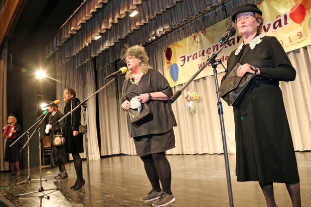 Die lustigen schwarzen Witwen trugen eine Art "Moritat" vor. FOTO: ANDREAS DUNKER