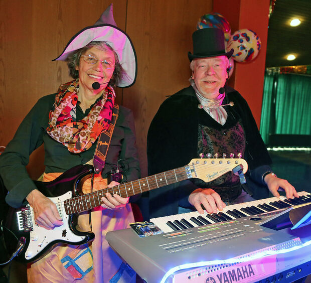 Die Band „EU3VE“ mit Maria Berkenkopf aus Voßwinkel und Dr. Uwe Stücker spielte traditionelle  Karnevals- und Schunkellieder. FOTO: ANDREAS DUNKER