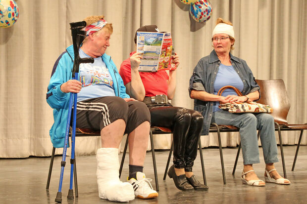 Die europäische Datenschutz-Grundverordnung wirkte sich in der Landarztpraxis auf der Bühne auch auf die Patienten aus: Sie wurden nicht mit Namen sondern mit der Bezeichnung ihres Leidens im Wartezimmer aufgerufen. FOTO: ANDREAS DUNKER