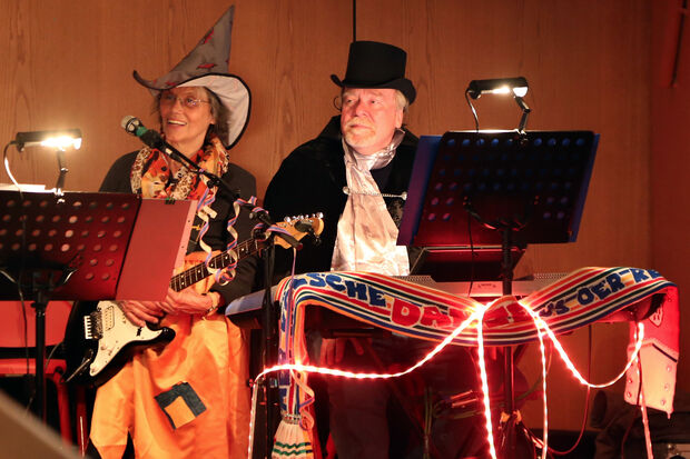 Musikalisch begleitet wurde der KFD-Frauenkarneval wieder vom Duo Dr. Uwe Stücker und Maria Berkenkopf. FOTO: ANDREAS DUNKER
