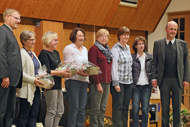 KFD-Vorstand und Gewinner der Tombola zusammen mit KFD-Präses Vikar Alexander Plümpe (links) und Pfarrer Thomas Metten (rechts), der als "Glücksfee" fungierte. FOTO: ANDREAS DUNKER