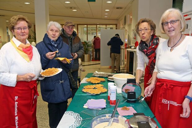Die engagierten Damen der katholischen Frauengemeinschaft St. Antonius verkauften in der Sparkassen-Zweigstelle in Wickede leckere Waffeln. Der Erlös ist für das Soester Frauenhaus bestimmt. FOTO: ANDREAS DUNKER