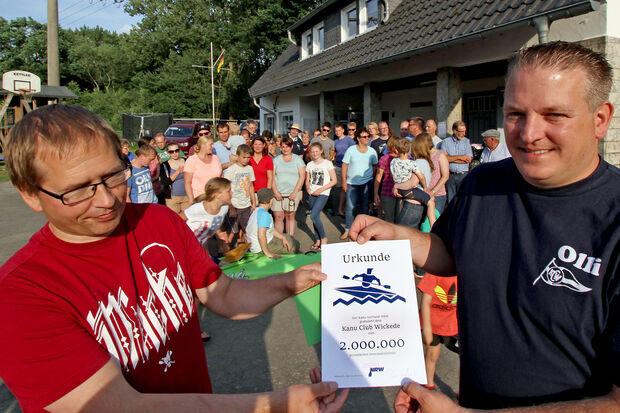 Vorsitzender Olli Nolte nahm stellvertretend für den gesamten Kanu-Club die Urkunde entgegen. Im Hintergrund Teilnehmer eines Familienwochenendes am Bootshaus an der Ruhr. FOTO: ANDREAS DUNKER