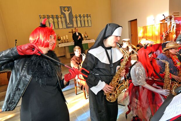 Das Teufelsweib Eva Berneis und Saxophonistin Corinna Schindelka von der Big Band der Gesamtschule Fröndenberg, die sich als katholische Nonne verkleidet hatte. FOTO: ANDREAS DUNKER