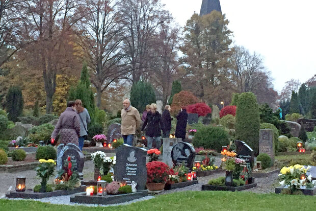 Gläubige am heutigen Allerheiligen-Tag auf dem katholischen Friedhof in Wickede FOTO: ANDREAS DUNKER