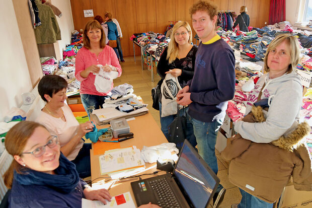 Einkauf auf dem "Kinderklamotten-Markt" im Luther-Haus im letzen Jahr ARCHIVFOTO: ANDREAS DUNKER