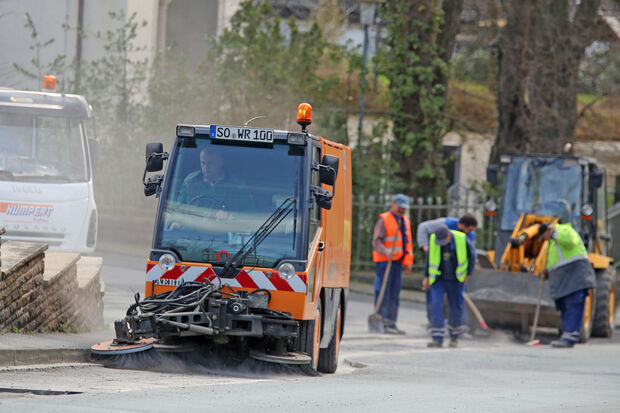 Letzte Arbeiten der Tiefbaufirma Humpert - mit Unterstützung durch die Kehrmaschine des kommunalen Bauhofes - vor der teilweisen Asphaltierung der Kirchstraße. FOTO: ANDREAS DUNKER