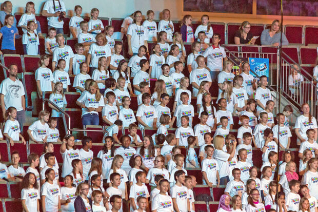 Jungen und Mädchen der Wickeder Melanchthon-Grundschule beim Kinderkonzert "Klasse! Wir singen" in der Dortmunder Westfalen-Halle. FOTO: CARSTEN HEINE