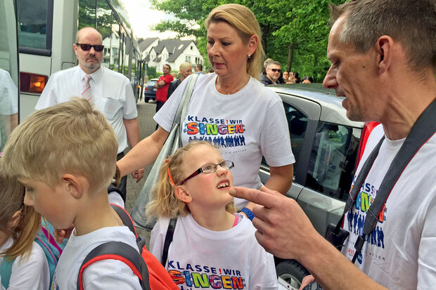 Die aktiven Teilnehmer an dem Projekt trugen alle einheitliche T-Shirts mit dem Slogan "Klasse! Wir singen". FOTO: ANDREAS DUNKER