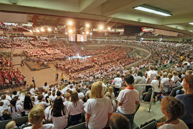 Aus mehreren tausend Kehlen klangen die 17 einstudierten Lieder durch die Westfalen-Halle in Dortmund. FOTO: SVEN NITSCH