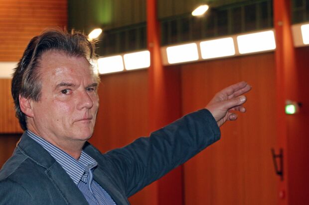 Frank Knop vom Bauamt der Gemeinde zeigt die neue Beleuchtung FOTO: ANDREAS DUNKER