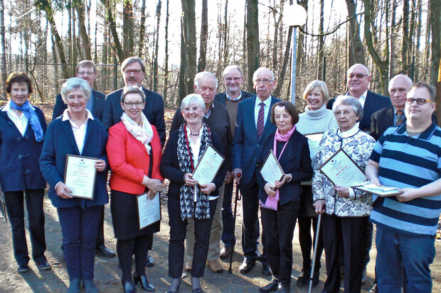 Die geehrten langjährigen Mitglieder der Kolpingfamilie mit einigen Vorstandsmitgliedern FOTO: PETER HESSE