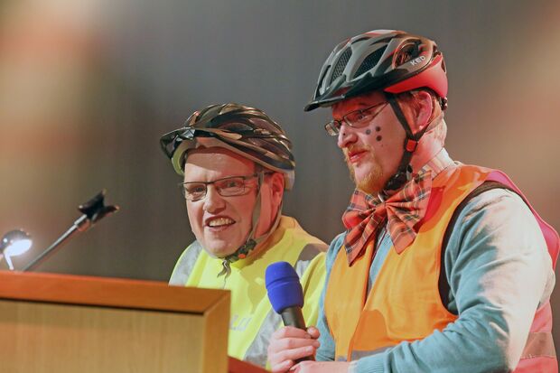 Vikar Alexander Plümpe als Büttenredner mit "Rally" (Ralf Grundmeier aus Wimbern) auf der Bühne des Bürgerhauses bei der Karnevalssitzung der Kolpingsfamilie Wickede (Ruhr) ARCHIVFOTO: ANDREAS DUNKER