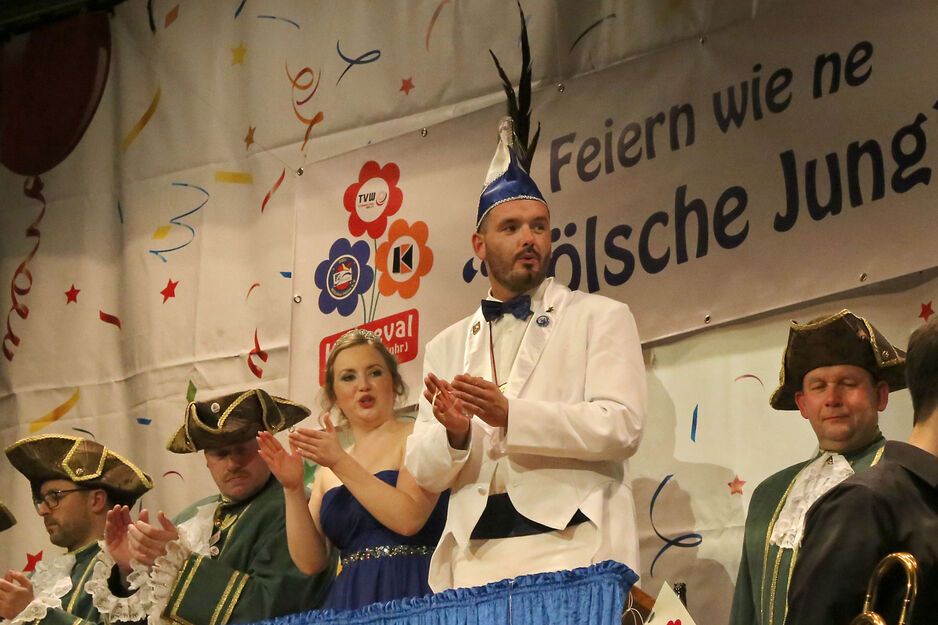 Das WiKaVau-Prinzenpaar Sarah Cavanagh und Tobias (Tobi I) Kosch bei der großen Prunktsitzung 2017 der Kolpingsfamilie am Karnevalssamstag im Bürgerhaus in Wickede ARCHIVFOTO: ANDREAS DUNKER