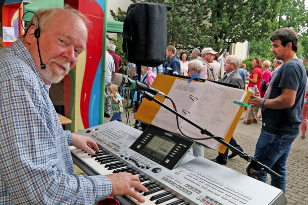 Dr. Uwe Stücker spielte Evergreens und Schlager sowie Songs von vor 90 Jahren auf dem Keyboard. FOTO: ANDREAS DUNKER