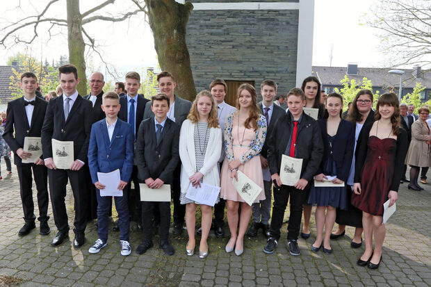 Gruppenbild der Konfirmanden der evangelischen Kirchengemeinde mit Pfarrer Dr. Christian Klein FOTO: ANDREAS DUNKER